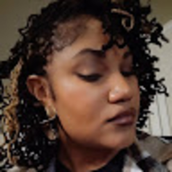 Meet your Posher, Dominique - Picture 1 of 1